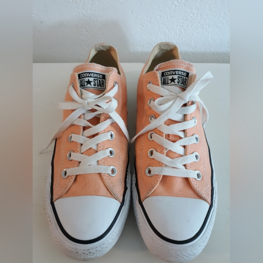 Beautiful peach Converse low tops women's size 9.5